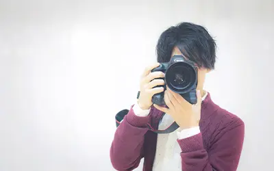 撮影の3番目のステップである撮影を表す写真で、弊社カメラマンが被写体にレンズを向けている写真です。撮影自体をイベントとして楽しめるようにお客様の自然な笑顔を引き出す接客を心がけております。