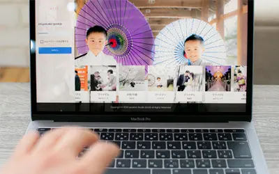 撮影の4番目のステップである納品を表す写真で、クラウドサービスを経由して撮影データをお客様がダウンロードしている様子となっております。