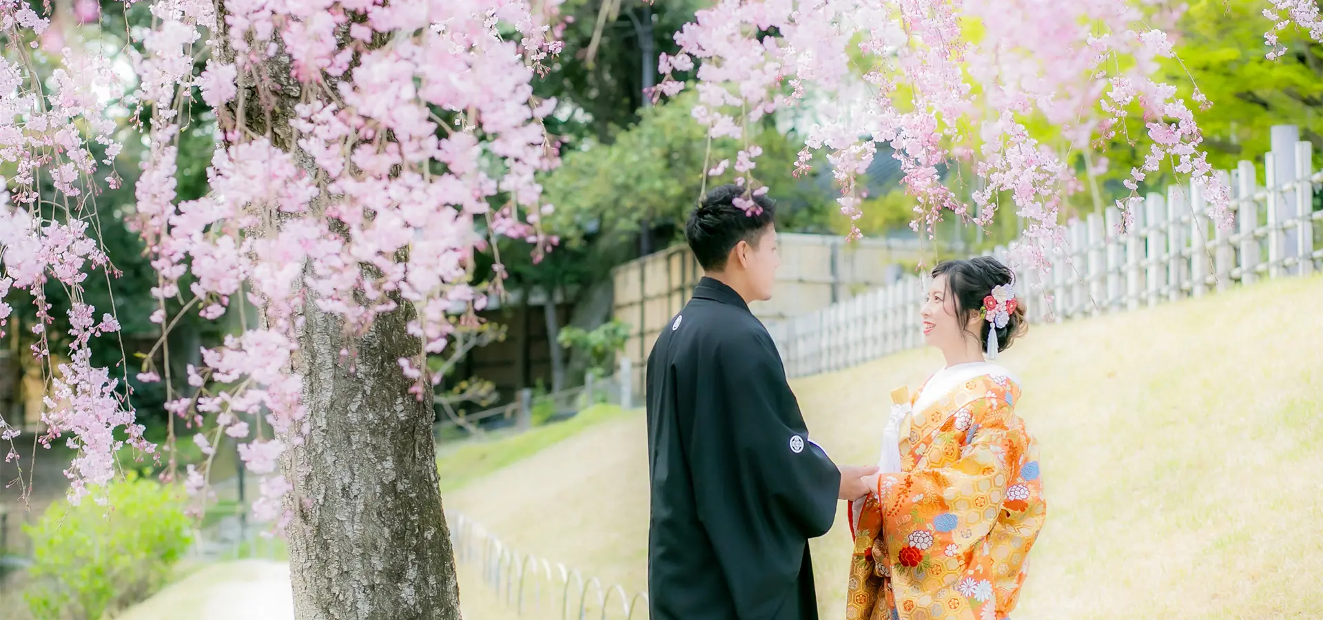 岡山の名勝で和装をして結婚式の前撮りをする新婚夫婦 | スタジオグッド