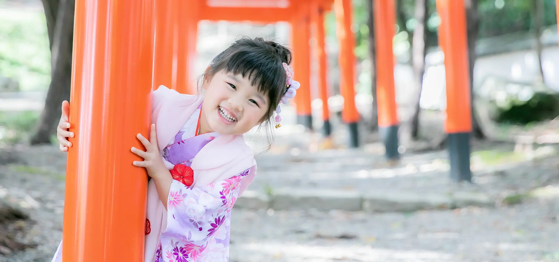 岡山県内の神社で七五三の写真を撮る笑顔の女児 | スタジオグッド