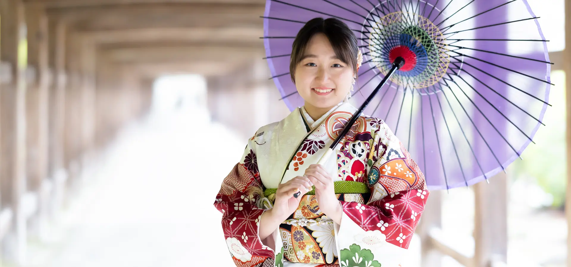 岡山市の吉備津神社で成人式の前撮りを行う女性の新成人 | スタジオグッド