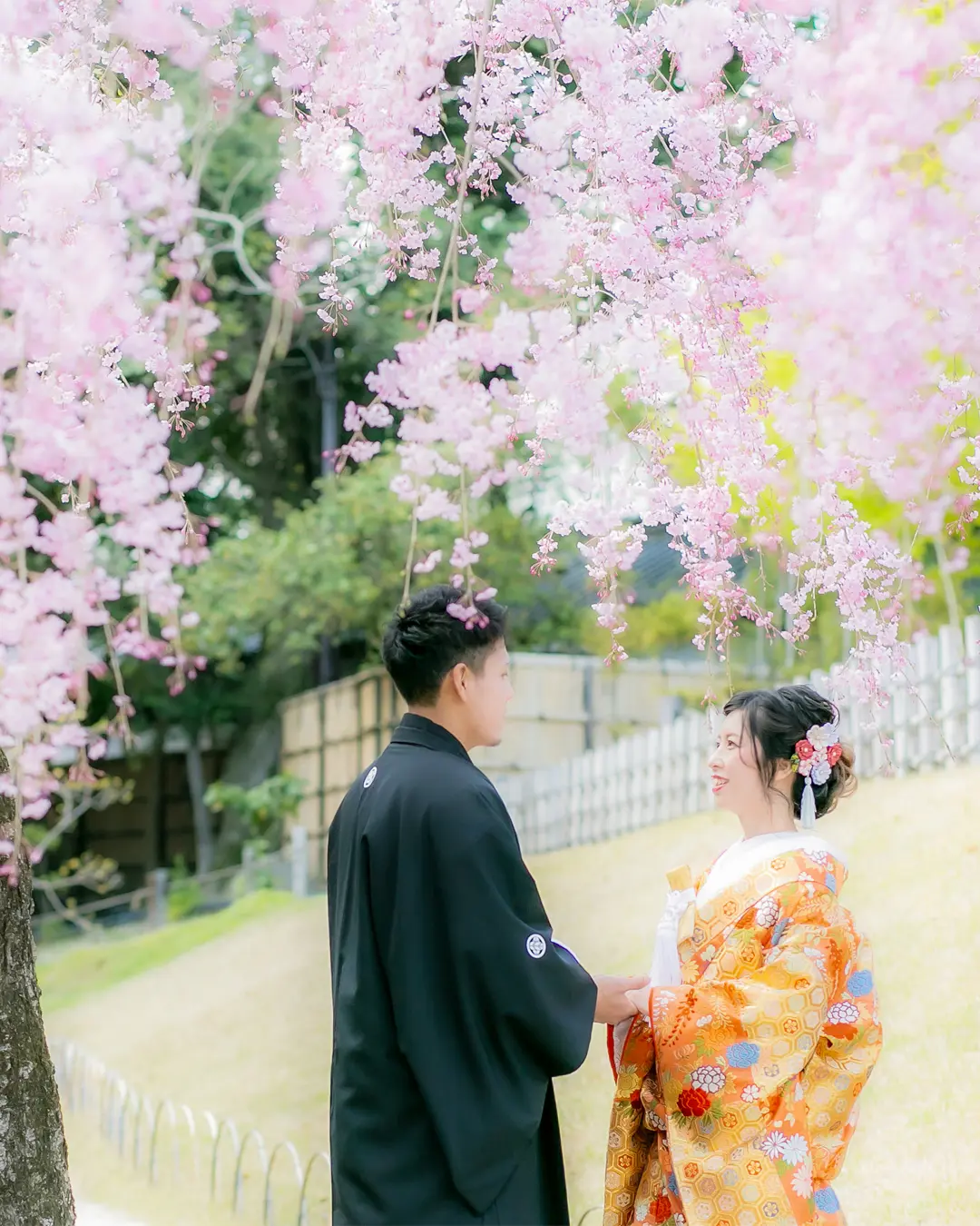 岡山の名勝で和装をして結婚式の前撮りをする新婚夫婦 | スタジオグッド