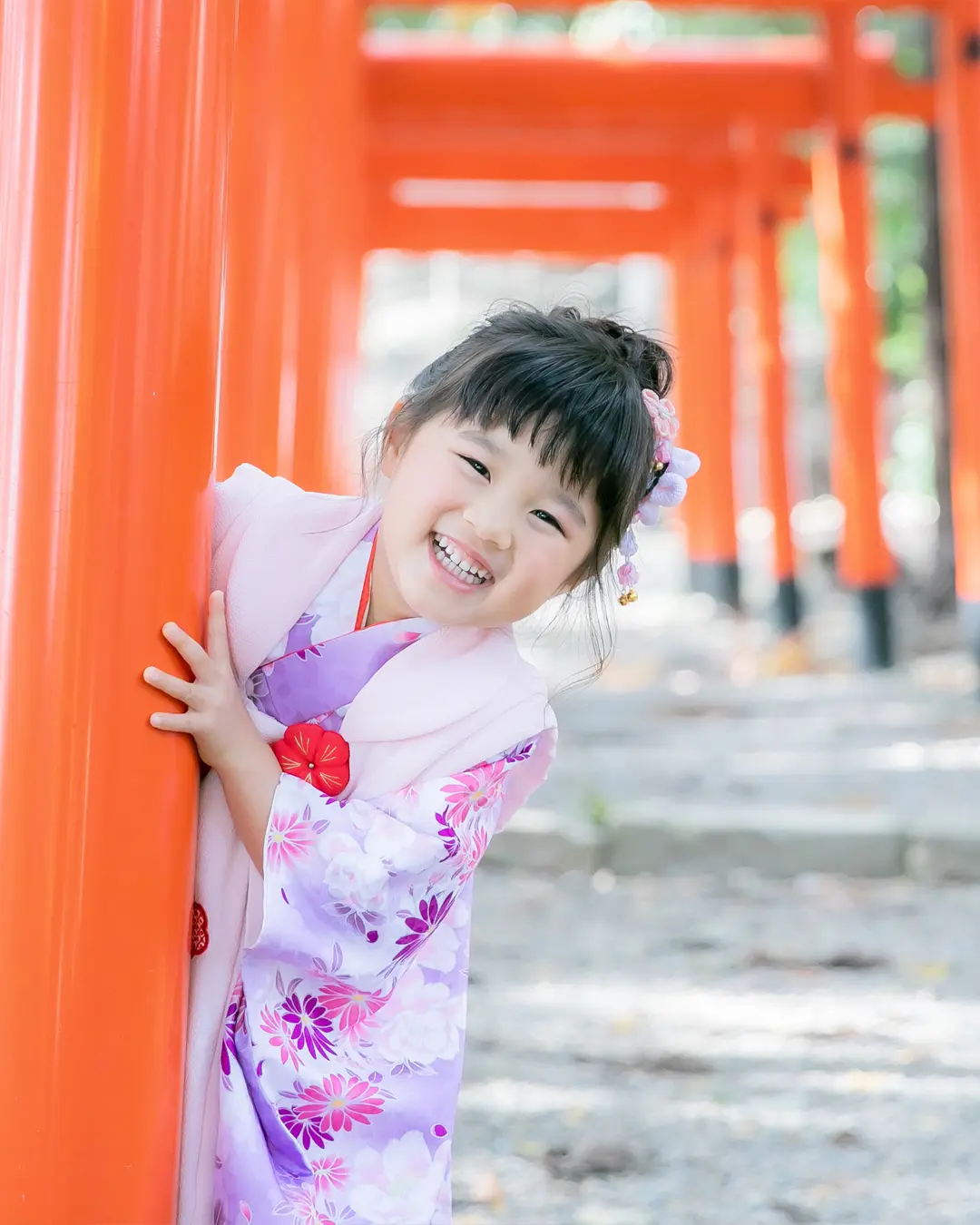 岡山県内の神社で七五三の写真を撮る笑顔の女児 | スタジオグッド