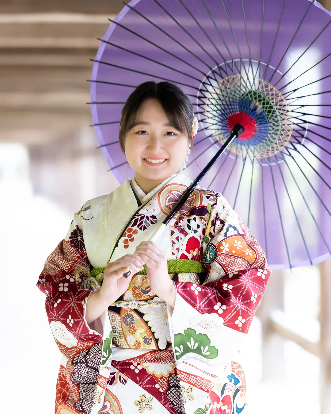 岡山市の吉備津神社で成人式の前撮りを行う女性の新成人 | スタジオグッド